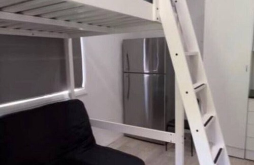 Bondi Beach Cabin | Chic Bondi Studio: 400 mtrs to Surf, Wifi & AC