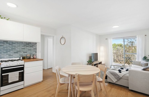 Scarborough Apartment | Chic Cozy 2 Bedroom Apartment Near Beach