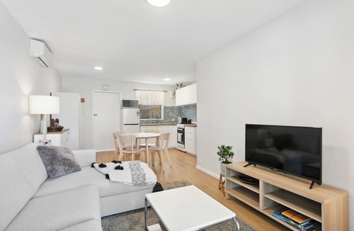 Scarborough Apartment | Chic Cozy 2 Bedroom Apartment Near Beach
