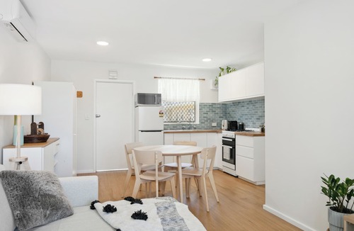 Scarborough Apartment | Chic Cozy 2 Bedroom Apartment Near Beach