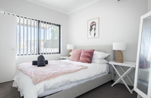Attadale Apartment | Chic Exec 2bdr 2bath -River,FREO,Parking,AC
