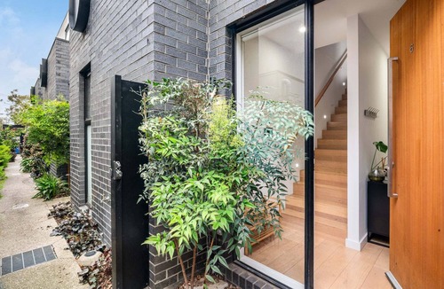 Carnegie Apartment | Chic Home with BBQ & Outdoor Dining
