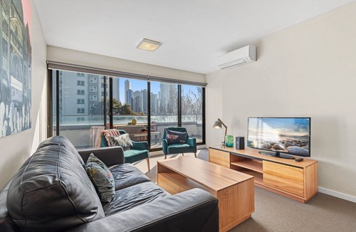 South Melbourne Apartment | Chic Inner City Convenience, with Secure Parking