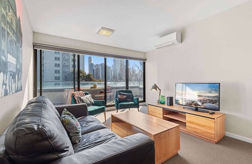 South Melbourne Apartment | Chic Inner City Convenience, with Secure Parking