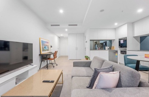Lyneham Apartment | Chic Modern 1-Bedroom Apartment | Gym | Parking