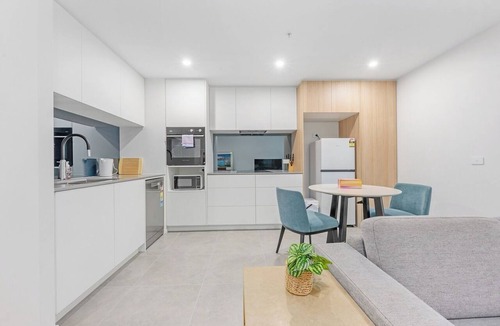 Lyneham Apartment | Chic Modern 1-Bedroom Apartment | Gym | Parking