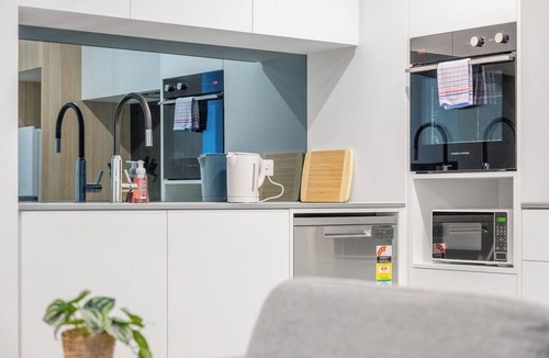 Lyneham Apartment | Chic Modern 1-Bedroom Apartment | Gym | Parking