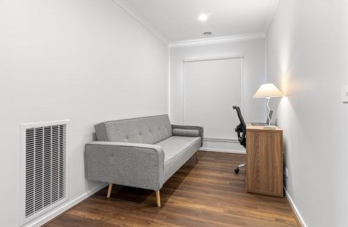 Mickleham House | Chic New BBQ Bright Aircon WiFi Laundry Airport
