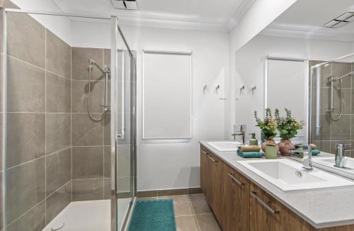 Mickleham House | Chic New BBQ Bright Aircon WiFi Laundry Airport