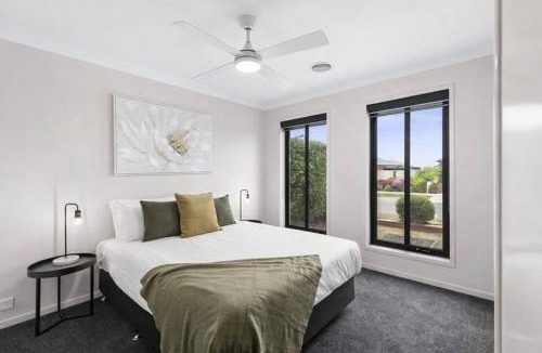 Delacombe House | Chifley Place - Modern Comfort near Delacombe Town