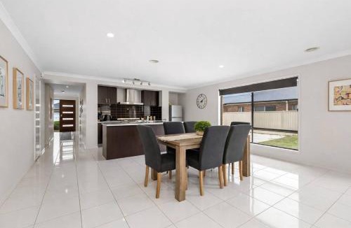 Delacombe House | Chifley Place - Modern Comfort near Delacombe Town