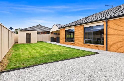 Delacombe House | Chifley Place - Modern Comfort near Delacombe Town
