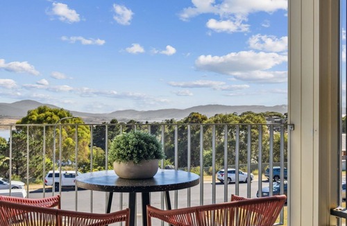 Jindabyne House | Chilam B embraces open plan living with a combined kitchen/dining/living area