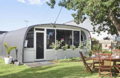 Portarlington House | Chill at our Igloo cottage - 100m stroll to beach