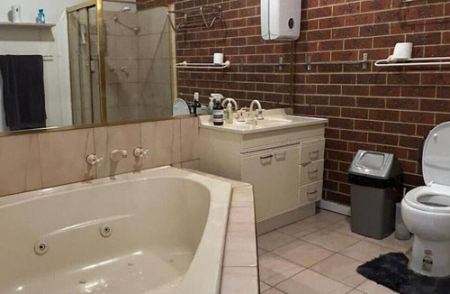 Brunswick East House | Chill Queen Suite (Workaholics Paradise)