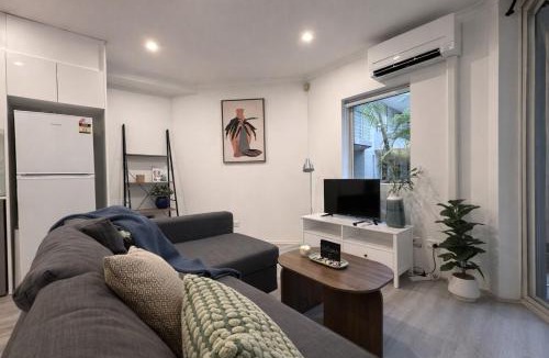 Chippendale Apartment | Chippendale unit with parking, walk to USYD and station