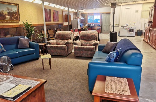Kimba Hotel | Chrissie's Dongara - Pet Friendly