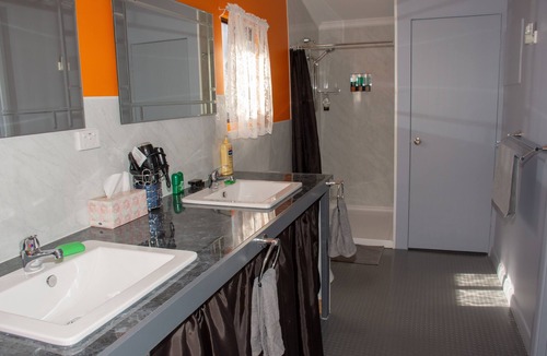 Kimba Hotel | Chrissie's Dongara - Pet Friendly