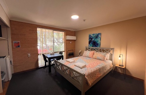 Dubbo Hotel | Christine Griffiths Units