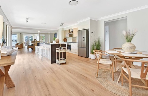 Lake Munmorah House | ChrisTony 5 Bdrm Waterfrnt Cottage
