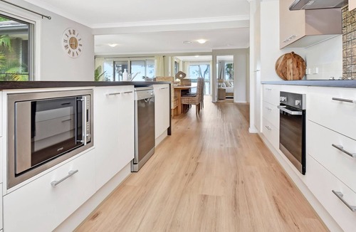 Lake Munmorah House | ChrisTony 5 Bdrm Waterfrnt Cottage