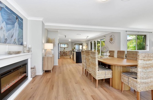 Lake Munmorah House | ChrisTony 5 Bdrm Waterfrnt Cottage