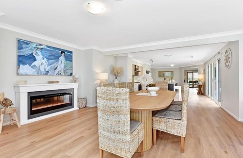 Lake Munmorah House | ChrisTony 5 Bdrm Waterfrnt Cottage