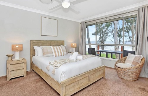 Lake Munmorah House | ChrisTony 5 Bdrm Waterfrnt Cottage