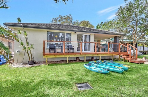 Lake Munmorah House | ChrisTony 5 Bdrm Waterfrnt Cottage