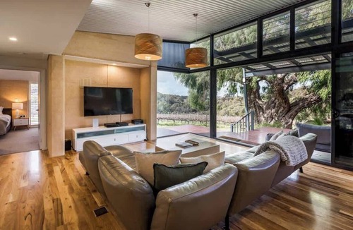 Yallingup Siding House | Cinque Stelle—Vineyard Views & Country Serenity