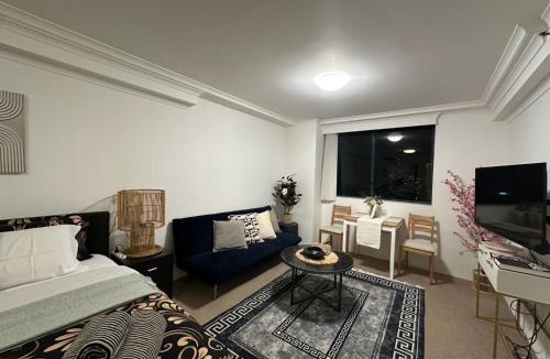 Haymarket Apartment | City at Your Doorstep, Close to all transports, king bed, great feedback