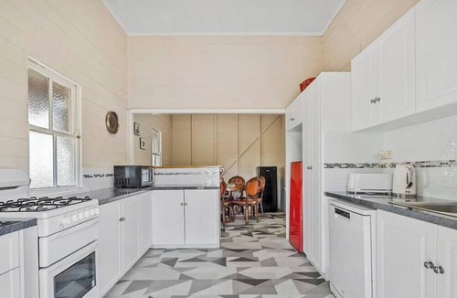 Rockhampton House | City Cottage | CBD & Big Backyard