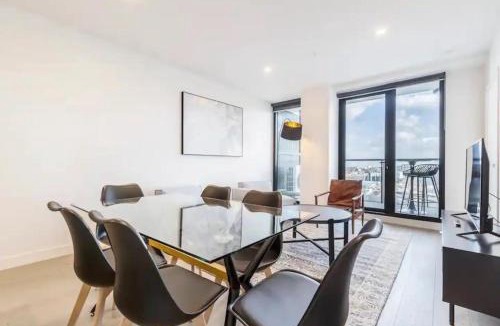 Footscray Apartment | City Edge Urban Haven with 270 Panoramic Views