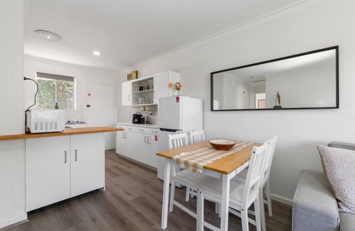 Glendalough Apartment | City & Lake Hideaway