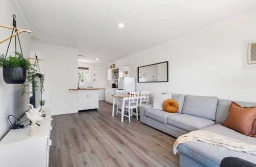 Glendalough Apartment | City & Lake Hideaway