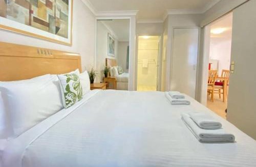 Perth Central Business District Apartment | City & lakeside with free secure allocated parking, pool, gym & tennis court, only 15 mins walk into the City