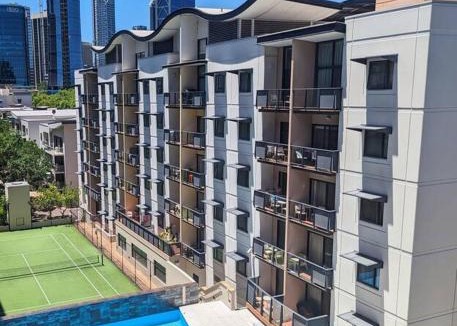 Perth Central Business District Apartment | City & lakeside with free secure allocated parking, pool, gym & tennis court, only 15 mins walk into the City