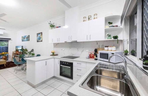 Alawa Apartment | City Living: Modern ~ OutdoorDining ~ Private Yard