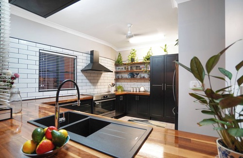 Darwin City Centre Apartment | City Retreat Top floor, Harbour Views, Pool + Gym