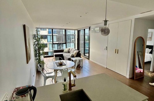 Reid Apartment | City-Self check in-Parking-Pool