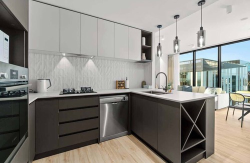 Adelaide Central Business District Apartment | City sky view self service apartment free parking