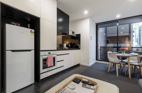 Chinatown Apartment | City-View Chic on Bourke | Free Tram + Netflix