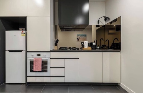 Chinatown Apartment | City-View Chic on Bourke | Free Tram + Netflix