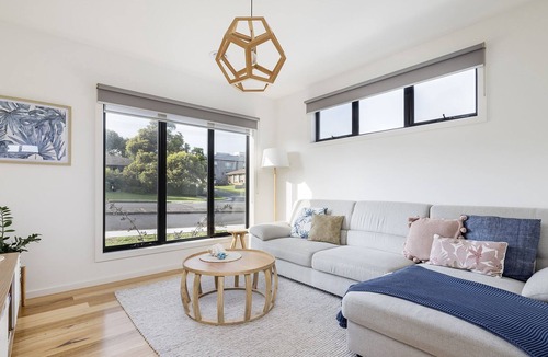 Warrnambool House | City Views on Williams. Luxurious Townhouse with free Wifi & Netflix