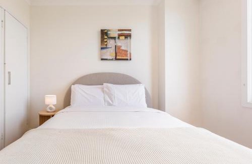 Southbank Apartment | Cityscape Retreat - Modern Comfort near Yarra River