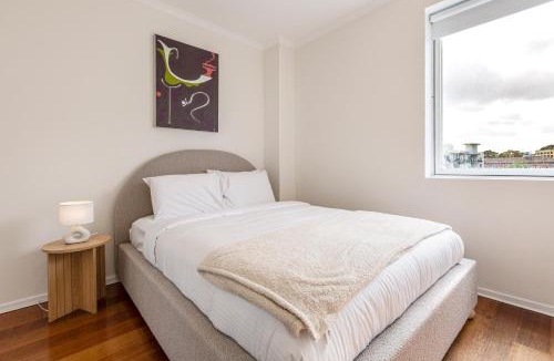 Southbank Apartment | Cityscape Retreat - Modern Comfort near Yarra River