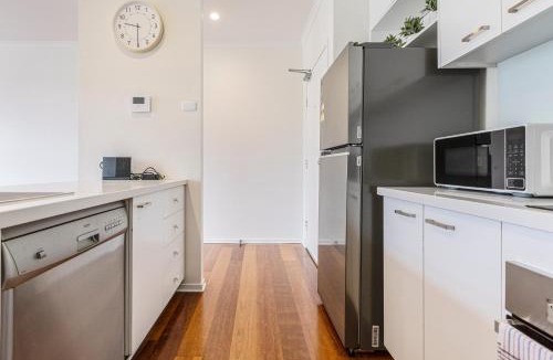 Southbank Apartment | Cityscape Retreat - Modern Comfort near Yarra River