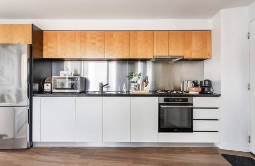 Chinatown Apartment | Cityscope - Stylish CBD Pad with a View