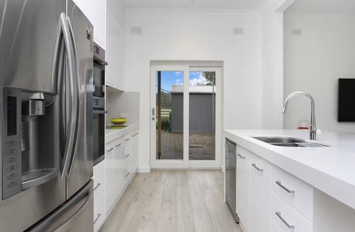 Sevenhill Bed & Breakfast | Clare Valley vineyard - Pool and walk to wineries - perfect for groups