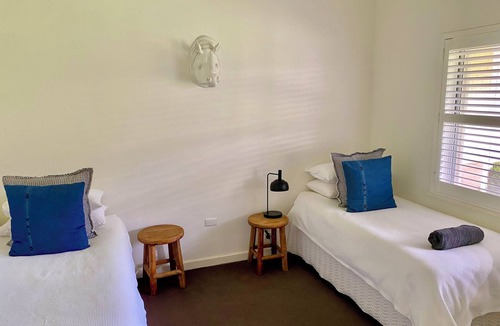 Sevenhill Bed & Breakfast | Clare Valley vineyard - Pool and walk to wineries - perfect for groups